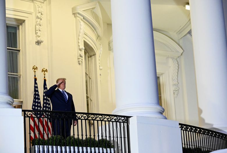 현지시각 5일 오후 월터 리드 군병원을 퇴원해 백악관에 도착한 트럼프 대통령이 발코니에 서서 전용헬기 마린원이 떠날때까지 경례를 하고있다./로이터 연합뉴스