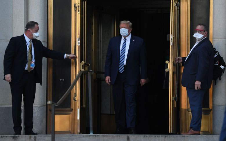 월터 리드 군병원을 걸어나오는 트럼프 대통령./AFP연합뉴스