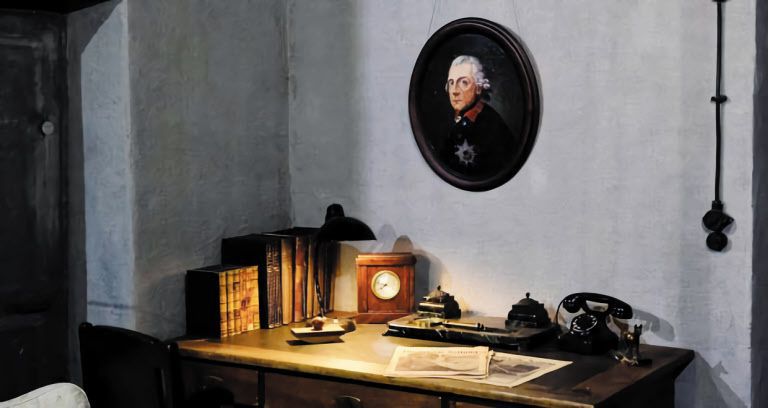 2016년 10월 독일 베를린의 전시회에서 히틀러가 최후를 마친 지하 벙커가 그대로 재현됐다. 지하 벙커 가장 깊숙한 곳에 있었던 히틀러의 서재에는 그가 존경했던 프로이센 프레데리크 국왕의 초상화가 걸려있다./AFP