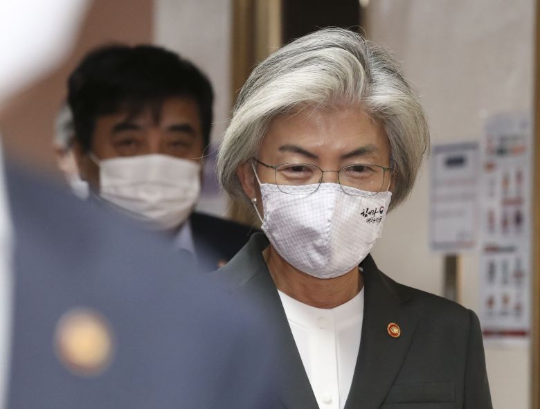 강경화 외교부 장관이 6일 오전 서울 종로구 정부서울청사에서 화상으로 열리는 국무회의에 참석하고 있다. /뉴시스