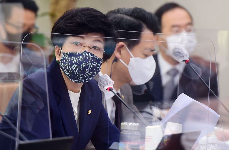 김영주 더불어민주당 의원이 8일 국회에서 열린 외교통일위원회의 국정감사에서 민주평화통일자문회의(민주평통)에 대한 질의를 하고 있다.