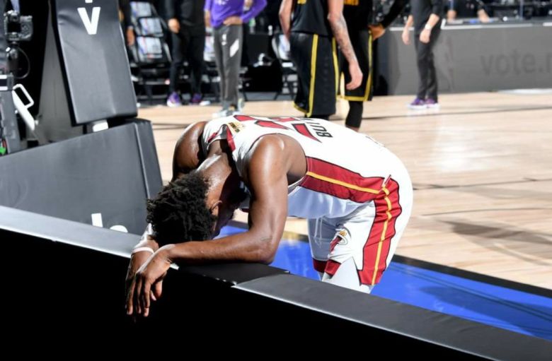 지미 버틀러가 10일 NBA 파이널 5차전에서 경기 막판 자유투를 앞두고 잠시 펜스에 기대어 숨을 고르는 모습. 그는 이날 단 48초만 쉬고 47분12초 동안 코트를 누볐다. / NBA 페이스북