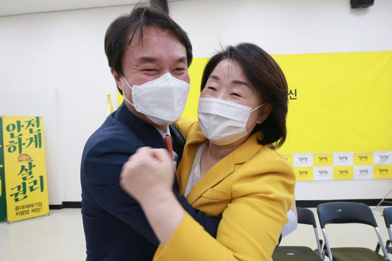 정의당 김종철 신임 대표(왼쪽)와 심상정 전 대표가 11일 서울 여의도 국회에서 열린 정의당 5·6기 지도부 이·취임식에서 포옹하고 있다./연합뉴스