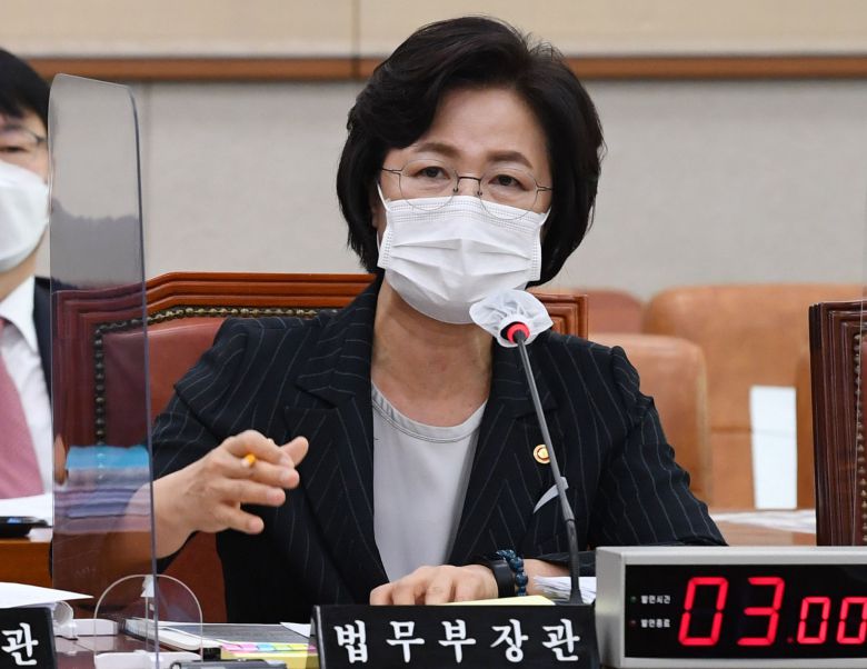 추미애 법무부 장관이 12일 오전 서울 여의도 국회에서 열린 법제사법위원회의 법무부 등에 대한 국정감사에 출석해 의원 질의에 답변하고 있다. /이덕훈 기자