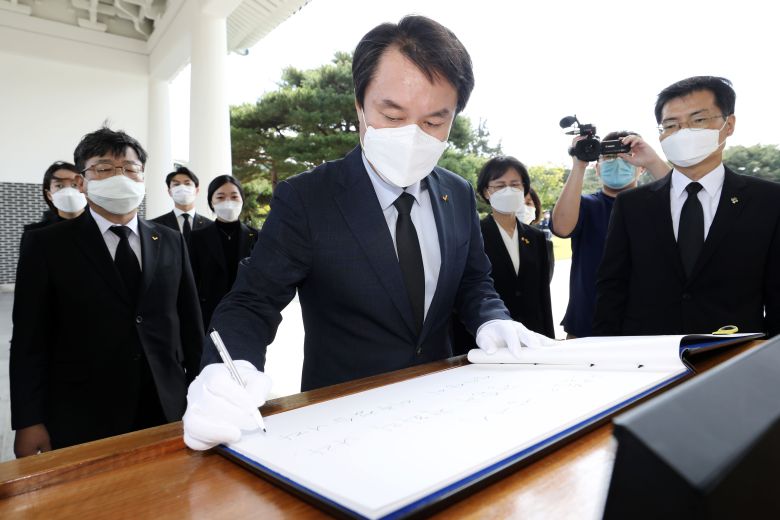 김종철 정의당 신임 대표가 11일 서울 동작구 국립현충원을 방문해 현충탑을 참배한 뒤 방명록을 작성하고 있다./국회사진공동취재단