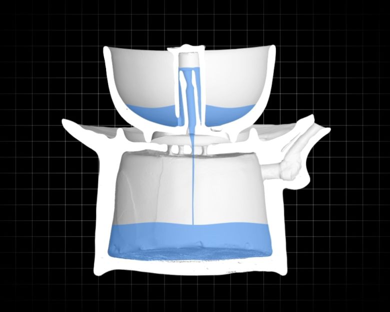 '백자 양각 매화무늬 계영배'의 내부 이미지. 잔 내부에 관이 있어서 일정량의 술을 따르면 대기압으로 인해 잔 밑에 있는 그릇으로 술이 빠져나간다. 이것을 '사이펀'이라고 한다. /국립중앙박물관