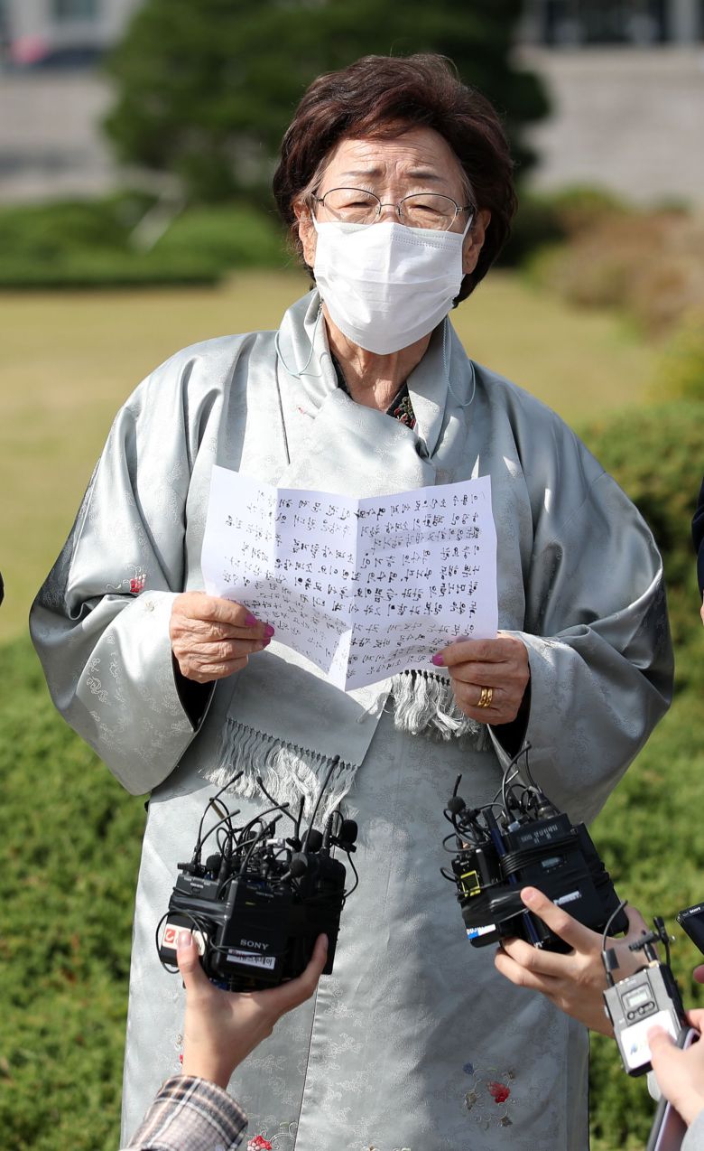위안부 피해자 이용수 할머니가 14일 서울 영등포구 국회 본관 앞에서 기자회견을 열었다. /국회사진기자단