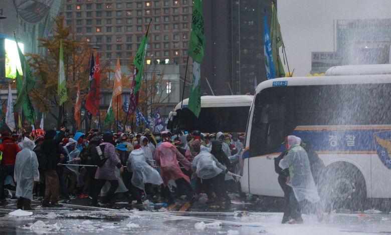 2015년 11월 14일 민중총궐기 집회 당시 일부 시위대가 경찰차량을 밧줄로 끌어당기는 모습. /장련성 기자