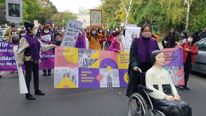 13일 베를린에서 시민들이 소녀상에 대한 당국의 철거명령에 대해 항의하며 행진을 하고 있다./연합뉴스