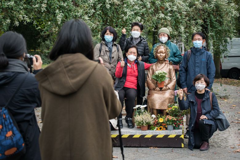 교민들이 소녀상과 함께 사진을 찍는 모습/프리츠 슈만씨 제공