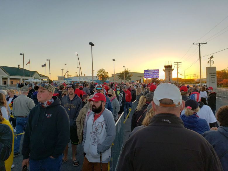 13일(현지시각) 도널드 트럼프 미 대통령의 유세가 열린 펜실베이니아주 존스타운에서 지지자들이 줄을 서서 유세현장으로 들어가고 있다. /존스타운=조의준 특파원