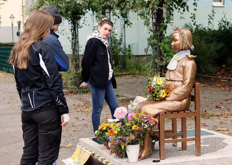 독일인들이 소녀상을 지켜보는 장면/프리츠 슈만씨 제공