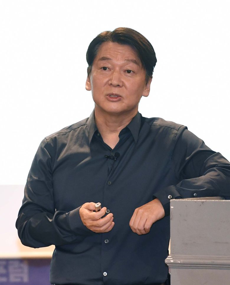 안철수 국민의당 대표가 23일 서울 여의도 켄싱턴호텔에서 ‘대한민국의 미래와 야권의 혁신과제’를 주제로 열린 ‘대한민국 미래혁신포럼’에서 강연하고 있다./국회사진기자단