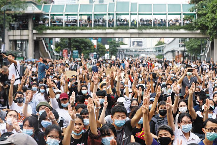 15일(현지 시각) 태국 방콕에서 반(反)정부 반왕실 시위대가 ‘세 손가락 경례’를 하고 있다. 독재에 대한 저항을 뜻하는 세 손가락 경례는 할리우드 영화 ‘헝거 게임’에서 따온 것으로 태국 반정부 시위의 상징으로 통한다. /AFP 연합뉴스