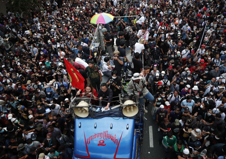 14일(현지 시각) 태국 방콕에서 총리 퇴진과 왕실 개혁을 요구하는 시위에 2만여 명이 모였다. /EPA 연합뉴스