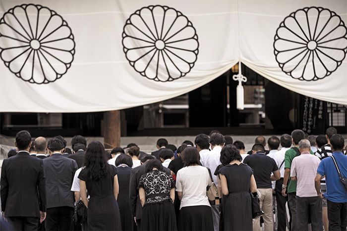 종전기념일을 맞아 야스쿠니 신사에서 참배 중인 일본인들. /게티이미지코리아