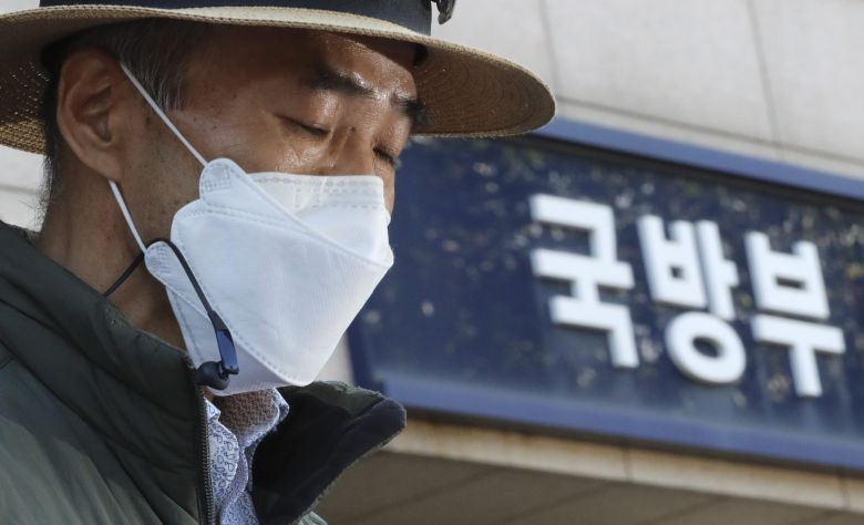 북한군에 피격돼 숨진 해양수산부  공무원 A씨의 형 이래진 씨가 지난 6일 서울 국방부종합민원실 앞에서 정보공개청구에 앞서 기자회견을 하고 있다./뉴시스