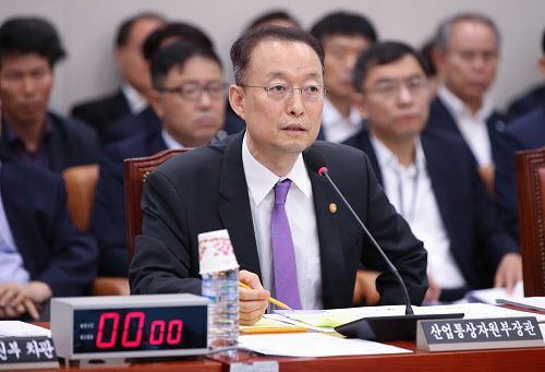 2017년 백운규 당시 산업통상자원부 장관이국회에서 열린 산업통상자원중소벤처기업위 전체회의에 출석해 질의에 답하고 있다.  /연합뉴스