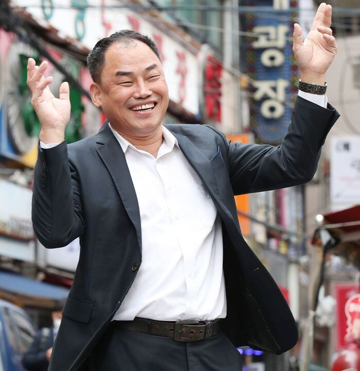 “영세 자영업자는 일벌레로 살면서 도시를 지키는 숨은 파수꾼”이라며 식당 경영 체험을 소설로 그린 양승언 작가. /김연정 객원기자