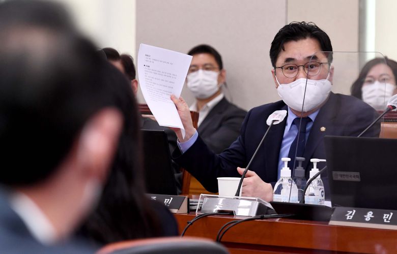 [서울=뉴시스] 김선웅 기자 = 김종민 더불어민주당 의원이 22일 서울 여의도 국회에서 열린 법제사법위원회의 대검찰청에 대한 국정감사에서 ‘부패범죄 대검 예규' 자료제출과 관련해 야당 간사인 김도읍 국민의힘 의원에게 발언하고 있다. (공동취재사진) 2020.10.22.   photo@newsis.com