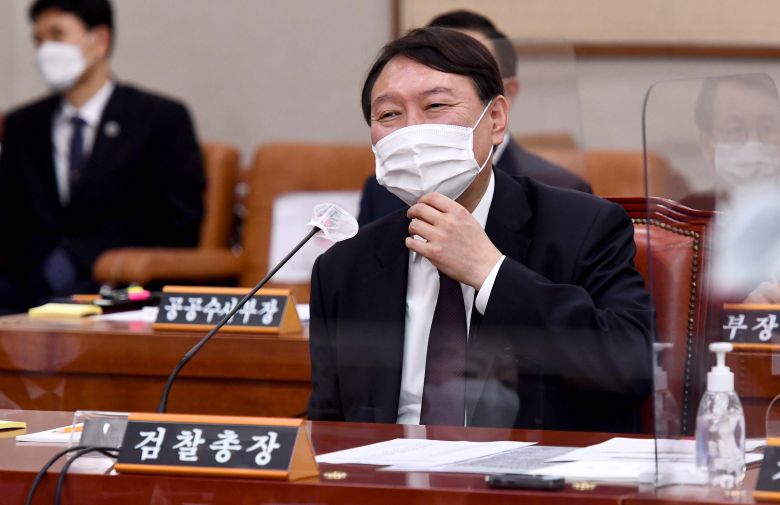 윤석열 검찰총장이 22일 서울 여의도 국회에서 열린 법제사법위원회의 대검찰청에 대한 국정감사에서 의원의 질의를 듣고 있다. 2020.10.22 국회사진기자단