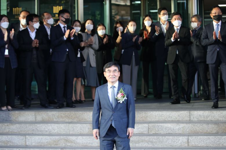 "정치가 검찰을 덮었다"는 말과 함께 사의를 표명한 박순철 서울남부지검장이 23일 오후 서울 양천구 서울남부지검에서 퇴임식을 마친 뒤 청사를 나서고 있다. /연합뉴스