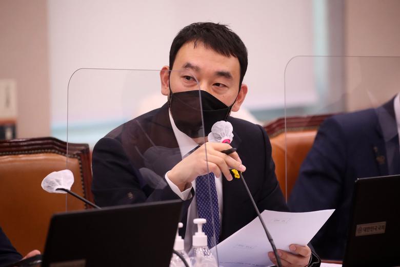 김용민 더불어민주당 의원이 22일 서울 여의도 국회에서 열린 법제사법위원회의 대검찰청에 대한 국정감사에서 질의를 하고 있다. / 국회사진기자단