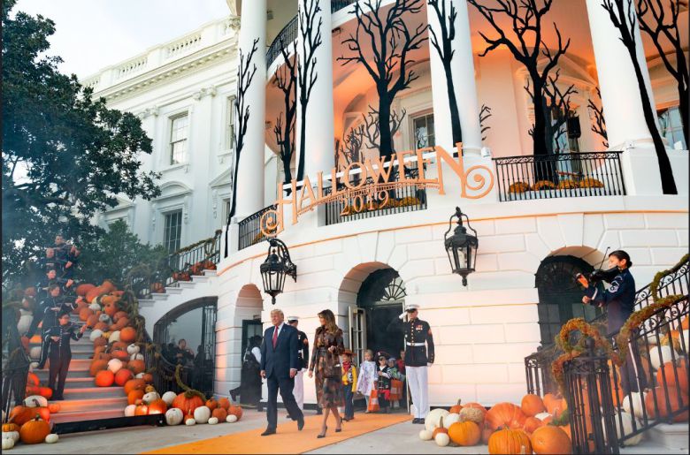 지난 2019년 백악관 핼러윈데이 행사에서 도널드 트럼프 대통령과 부인 멜라니아 트럼프 여사가 입장하고 있다.  /백악관 플리커