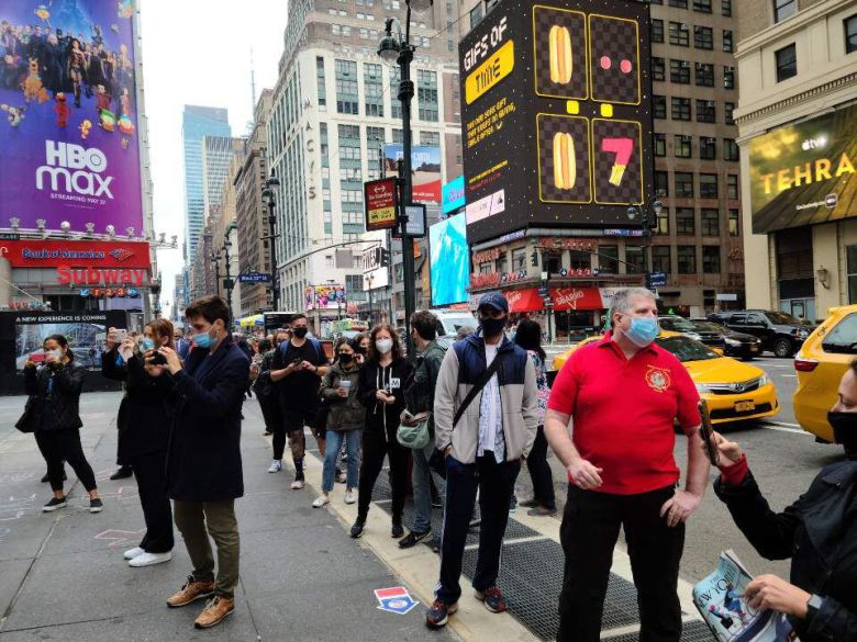 미국 대선을 열흘 앞둔 24일(현지 시각) 뉴욕 맨해튼 메디슨스퀘어가든에 마련된 사전 현장투표소 앞에 유권자들이 길게 줄을 서있다. /뉴욕=정시행 특파원