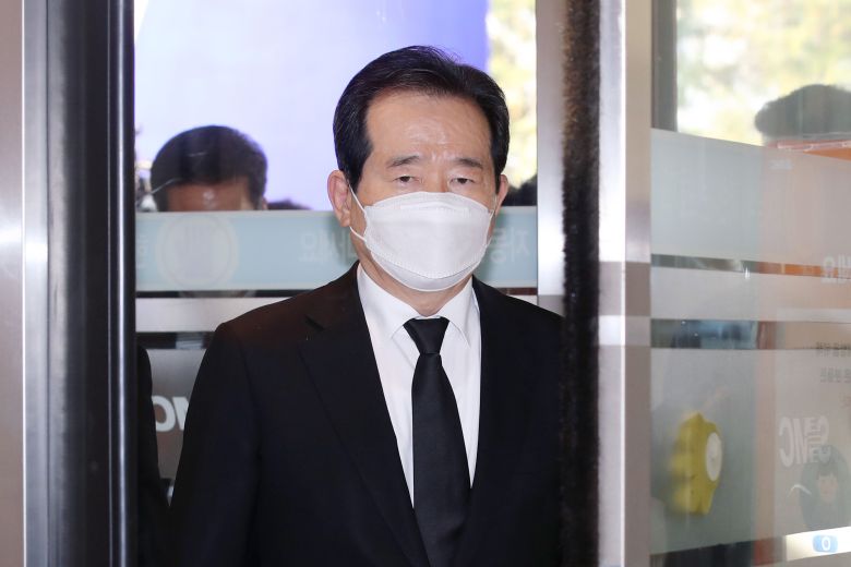 정세균 국무총리가 26일 오후 고 이건희 삼성그룹 회장 빈소가 마련된 서울 강남구 삼성서울병원 장례식장으로 들어서고 있다./사진공동취재단