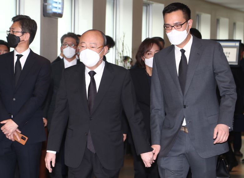 김승연 한화그룹 회장(오른쪽 두 번째)과 김동선 전 한화건설 팀장이 26일 오후 고(故) 이건희 삼성그룹 회장의 빈소가 마련된 삼성서울병원 장례식장에서 조문을 마친 뒤 건물을 나서고 있다. /사진공동취재단