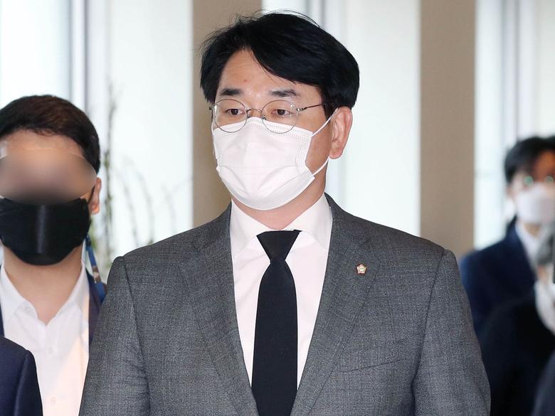 박용진 더불어민주당 의원이 26일 오후 고 이건희 삼성그룹 회장 빈소가 마련된 서울 강남구 삼성서울병원 장례식장을 찾아 조문을 마친 후 나서고 있다. /사진공동취재단