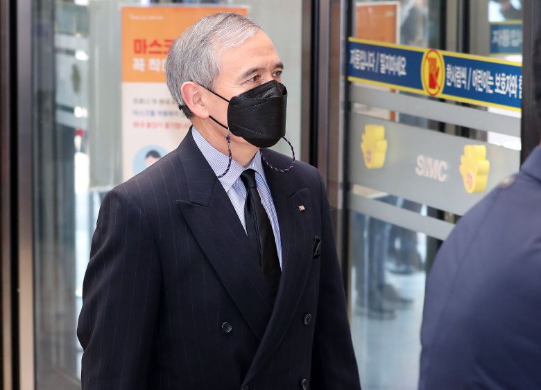 해리 해리스 주한 미국대사가 26일 오전 서울 강남구 삼성서울병원에 마련된 고(故) 이건희 삼성그룹 회장의 빈소로 들어가고 있다. /사진공동취재단