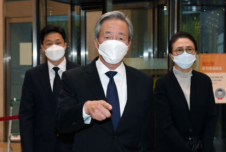 26일 서울 강남구 삼성서울병원에 마련된 故 이건희 삼성 회장 빈소에서 정몽준 아산재단 이사장이 조문을 위해 들어서고 있다./사진공동취재단