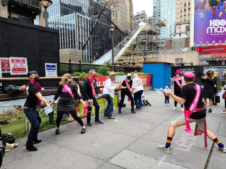 미 대선을 열흘 앞둔 24일(현지 시각) 뉴욕 맨해튼 메디슨스퀘어가든에 마련된 사전투표소 앞에서 투표를 독려하는 단체가 공연을 하고 있다. /뉴욕=정시행 특파원