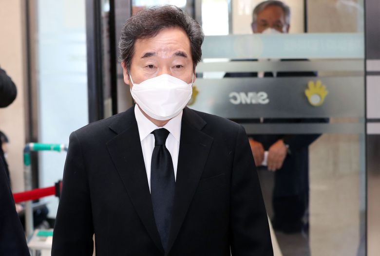 더불어민주당 이낙연 대표가 26일 오전 서울 강남구 삼성서울병원에 마련된 고(故) 이건희 삼성그룹 회장의 빈소로 들어가고 있다. /사진공동취재단