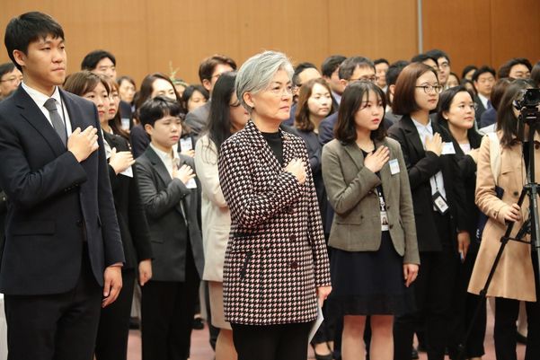 강경화 외교부 장관이 2019년 4월 서울 도렴동 외교부 청사에서 열린 신입 직원 환영식에서 신입직원들과 국민의례를 하고 있다./연합뉴스