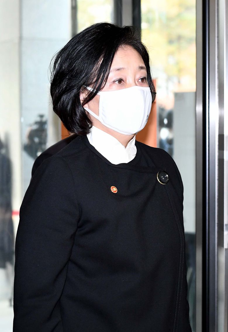 박영선 중소벤처기업부 장관이 27일 고 이건희 삼성그룹 회장의 빈소가 마련된 서울 강남구 삼성서울병원 장례식장에 들어서고 있다. /사진공동취재단