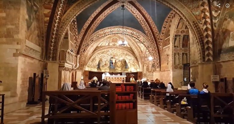 이탈리아 아시시 산타 키아라 성당의 미사 모습. 정면 제대의 오른쪽으로 수도자석이 있다. 신자석에서는 수녀들이 보이지 않고 기도와 노래 소리만 들린다. /김한수 기자