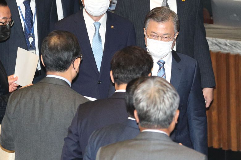 문재인대통령이 시정연설을 마치고 퇴장할때 주호영 원내대표(왼쪽 아래)가 피켓시위를 하고있다./국회사진기자단