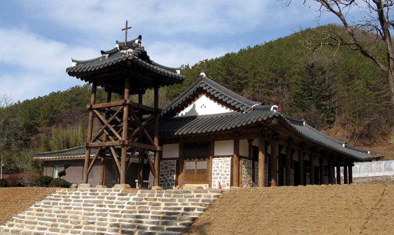 전북 완주의 되재성당. 6.25전쟁 때 소실된 건물을 복원한 이 성당 안에는 과거 남녀 좌석을 구분한 모습을 재현했다. /연합뉴스