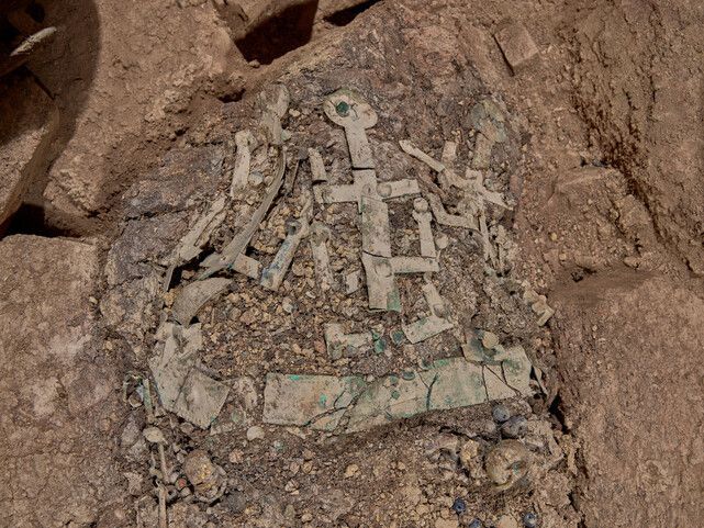 경남 창녕 교동 63호분에서 금동관이 노출된 모습. /국립가야문화재연구소