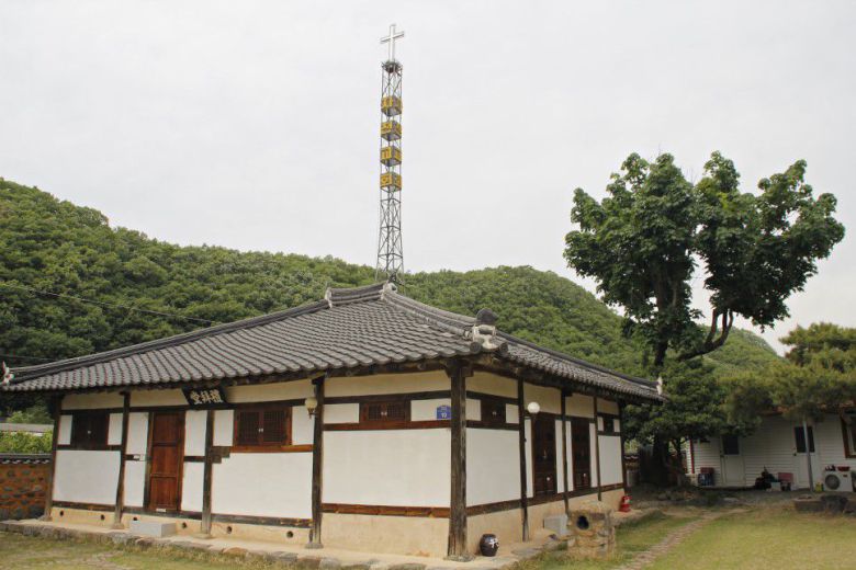 경북 영천의 자천교회 문화재 예배당. 1903년 지어진 이 목조단층 건물 예배당 내부는 나무판으로 남녀 좌석을 구분했었다. /영천시