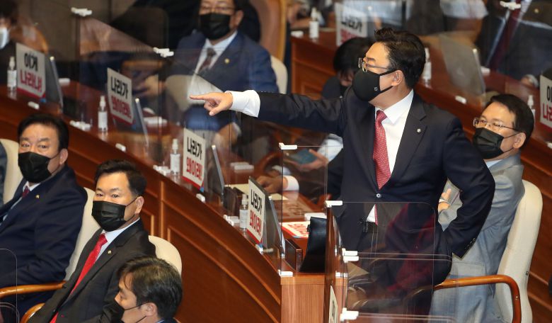 김성원 국민의힘 원내수석부대표가 경호처의 주호영원내대표 몸수색시도에 대해 강력히 항의하고있다./뉴시스