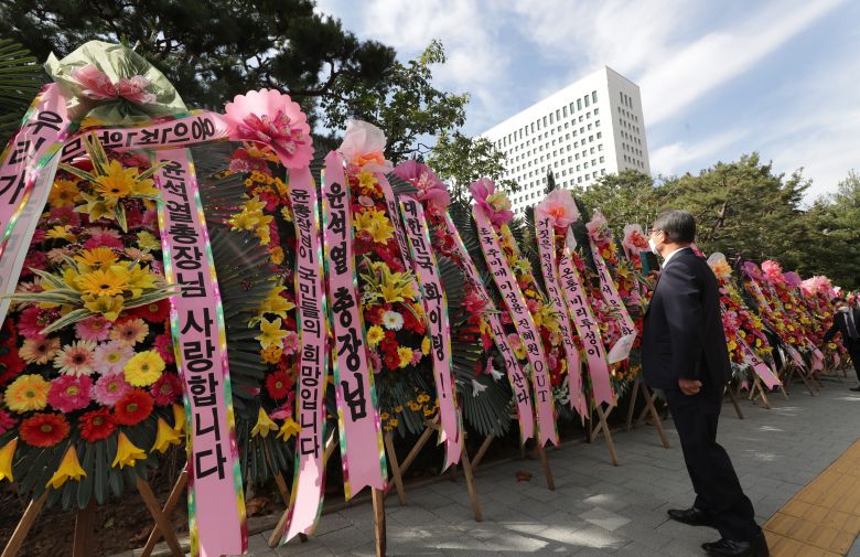 지난 25일 서울 서초구 대검찰청앞 인도에 윤석열 검찰총장을 응원하는 화환들이 놓여 있다./ 고운호 기자