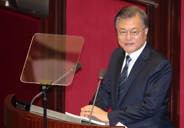 문재인 대통령이 28일 오전 서울 여의도 국회에서 2021년도 예산안 시정연설을 하기에 앞서 청와대 경호팀의 주호영 원내대표 검색에 대한 국민의힘 의원들의 항의를 바라보고 있다./국회사진기자단