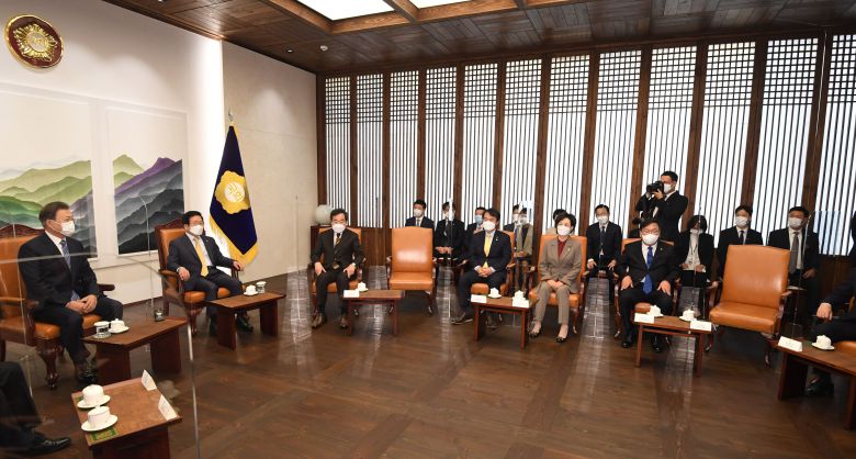 문재인 대통령이 28일 오전 시정연설에 앞서 서울 여의도 국회의장실에서 박병석 국회의장과 환담을 나누고 있는 한편 국민의힘 김종인 비상대책위원장 자리와 주호영 원내대표의자리가 비어 있다. 주호영 원내대표는 환담자리에 참석하려 했지만 청와대 경호처측의 '몸수색'에 반발해 참석하지 않았다. 2020.10.28. /뉴시스