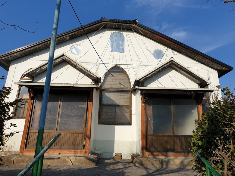 경북 의성의 구천교회 옛 예배당. 현재 교육관으로 사용하는 이 건물은 기역자로 꺾는 대신 정면 출입문을 두 개 만들었다. 왼쪽은 남성용, 오른쪽은 여성용. /구천교회