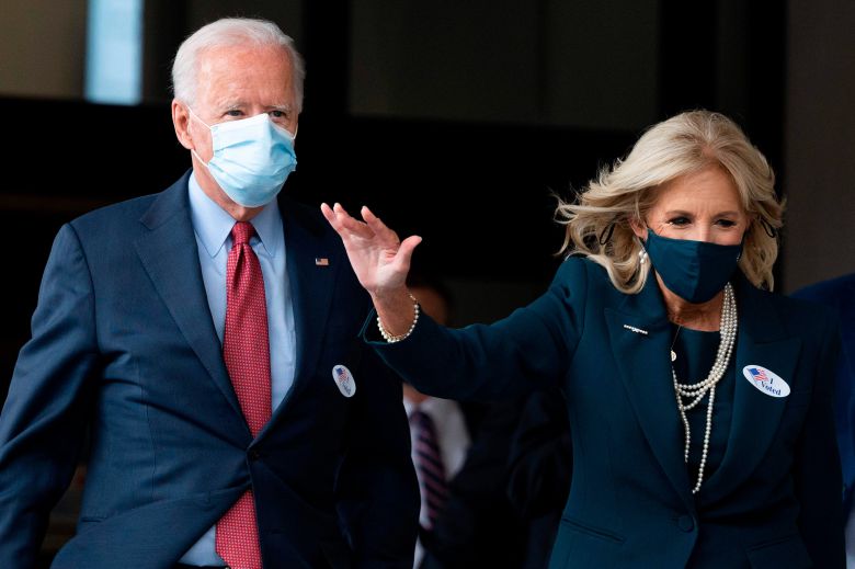 조 바이든 미 민주당 대선후보가 28일(현지시각) 부인 질 여사와 함께  델라웨어주 윌밍턴의 주 정부 청사에서 사전투표를 한 뒤 지지자들에게 손을 흔들고 있다.  /AFP 연합뉴스