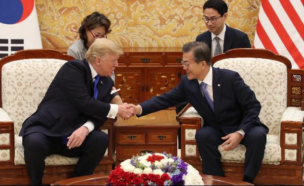 문재인 대통령과 트럼프 미 대통령이 지난 2017년 11월 7일 청와대 접견실에서 단독 정상회담을 열기 전 악수하고 있다.